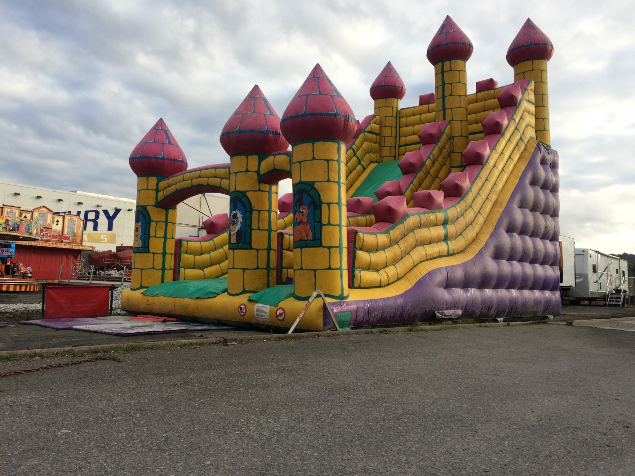Precautions for use of inflatable bouncer castles
